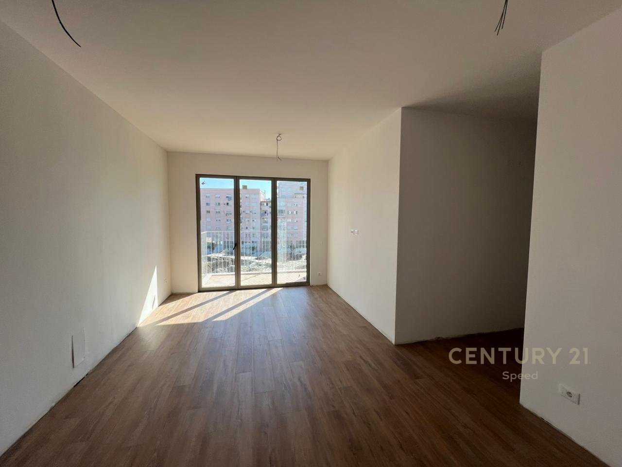 Ofrojme per qira ambient per zyra 2+1+2 me 2 Poste Parkimi tek Bulevardi i Ri !