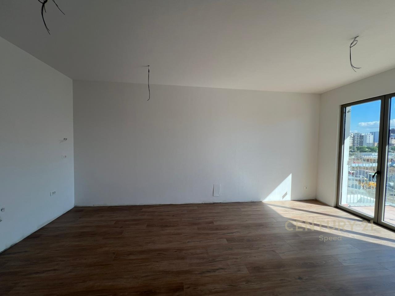 Ofrojme per qira ambient per zyra 2+1+2 me 2 Poste Parkimi tek Bulevardi i Ri !