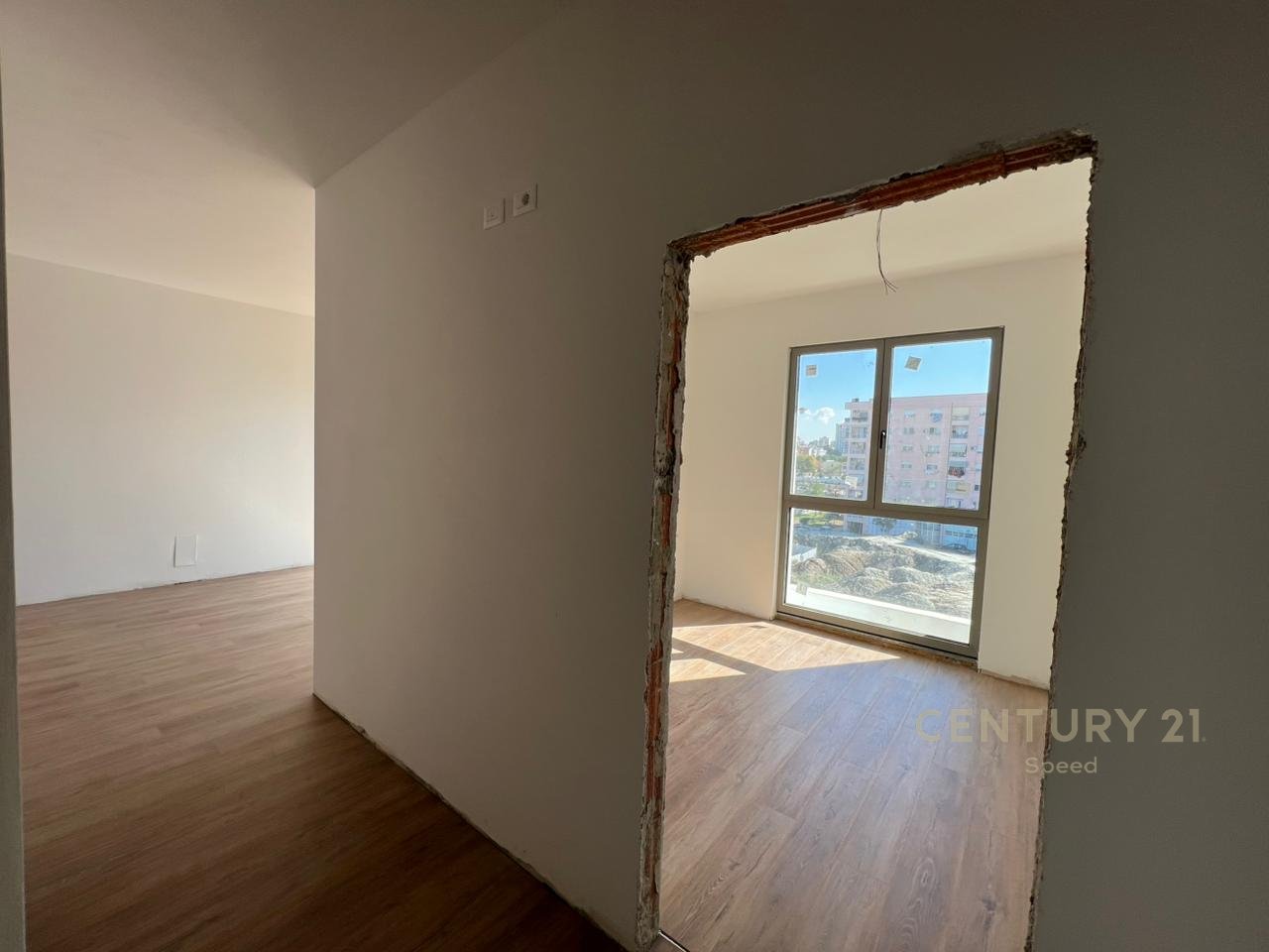 Ofrojme per qira ambient per zyra 2+1+2 me 2 Poste Parkimi tek Bulevardi i Ri !