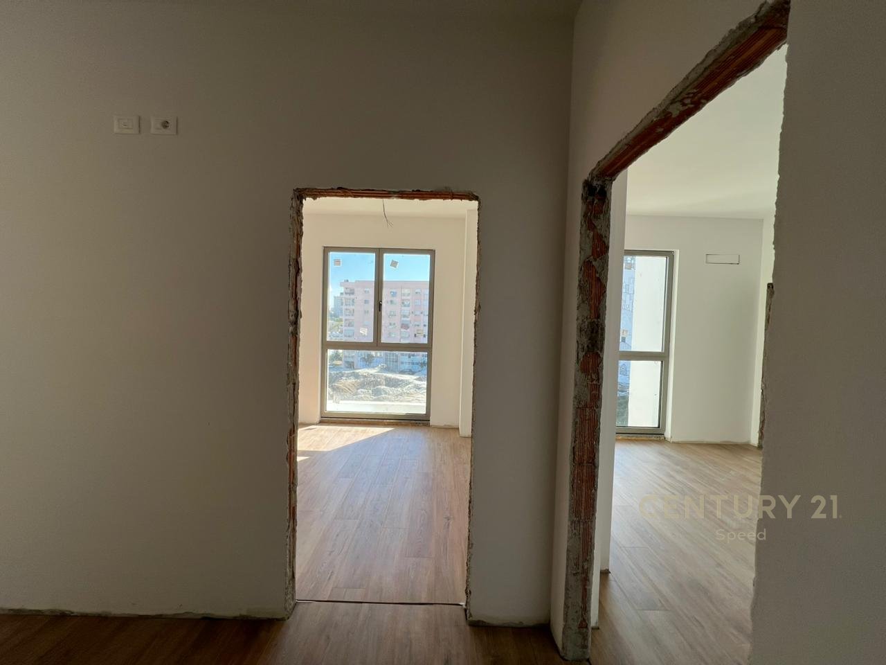 Ofrojme per qira ambient per zyra 2+1+2 me 2 Poste Parkimi tek Bulevardi i Ri !