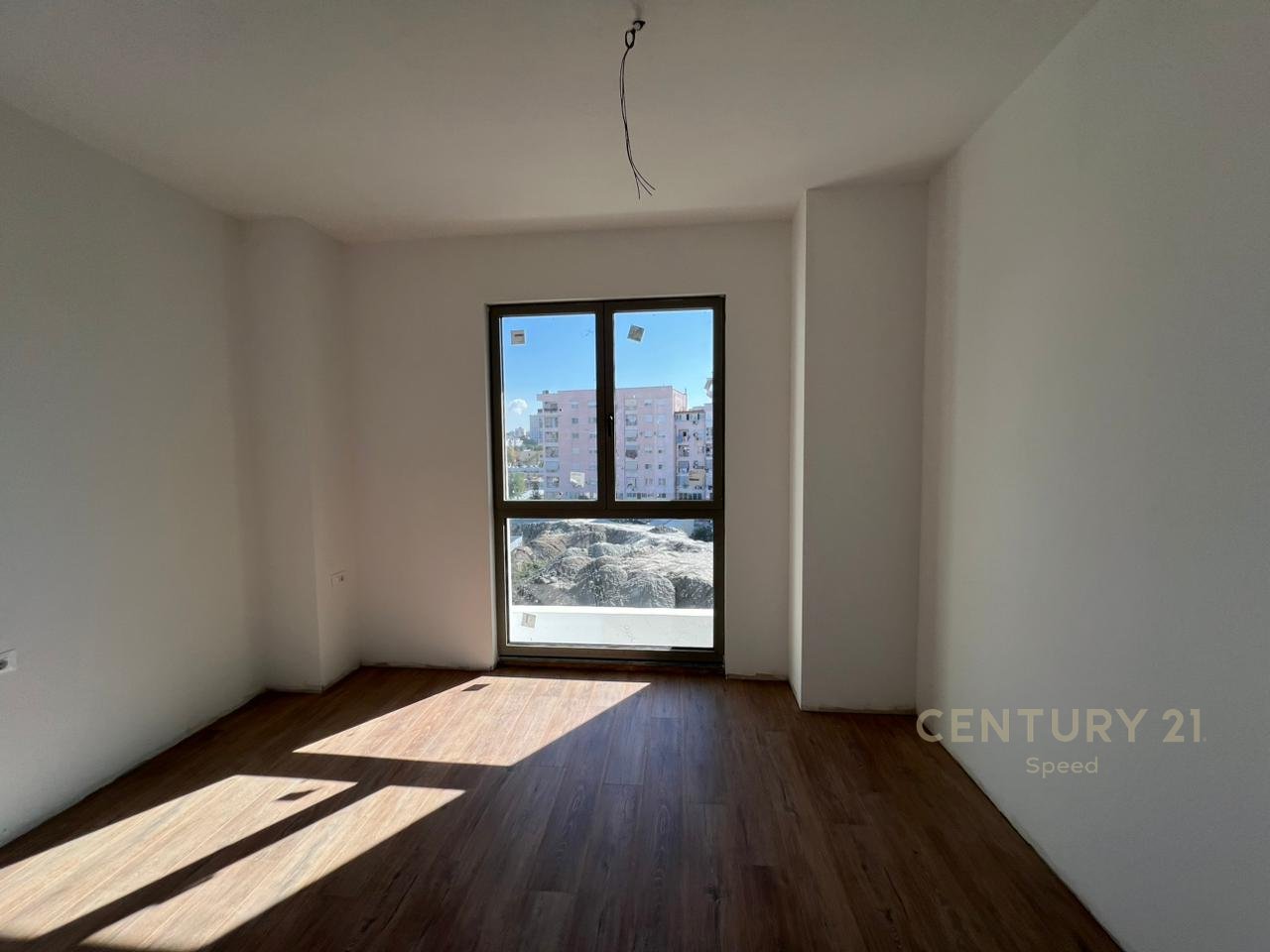 Ofrojme per qira ambient per zyra 2+1+2 me 2 Poste Parkimi tek Bulevardi i Ri !