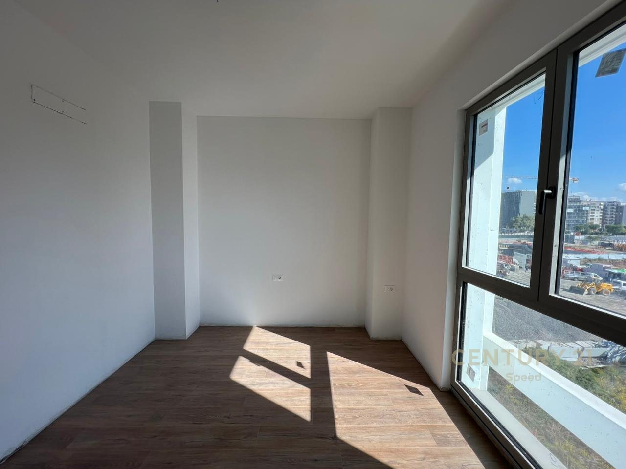 Ofrojme per qira ambient per zyra 2+1+2 me 2 Poste Parkimi tek Bulevardi i Ri !