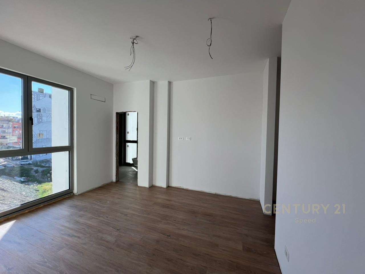 Ofrojme per qira ambient per zyra 2+1+2 me 2 Poste Parkimi tek Bulevardi i Ri !