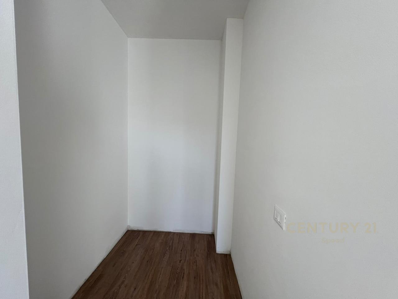 Ofrojme per qira ambient per zyra 2+1+2 me 2 Poste Parkimi tek Bulevardi i Ri !