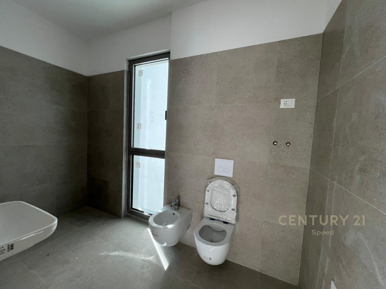 Ofrojme per qira ambient per zyra 2+1+2 me 2 Poste Parkimi tek Bulevardi i Ri !