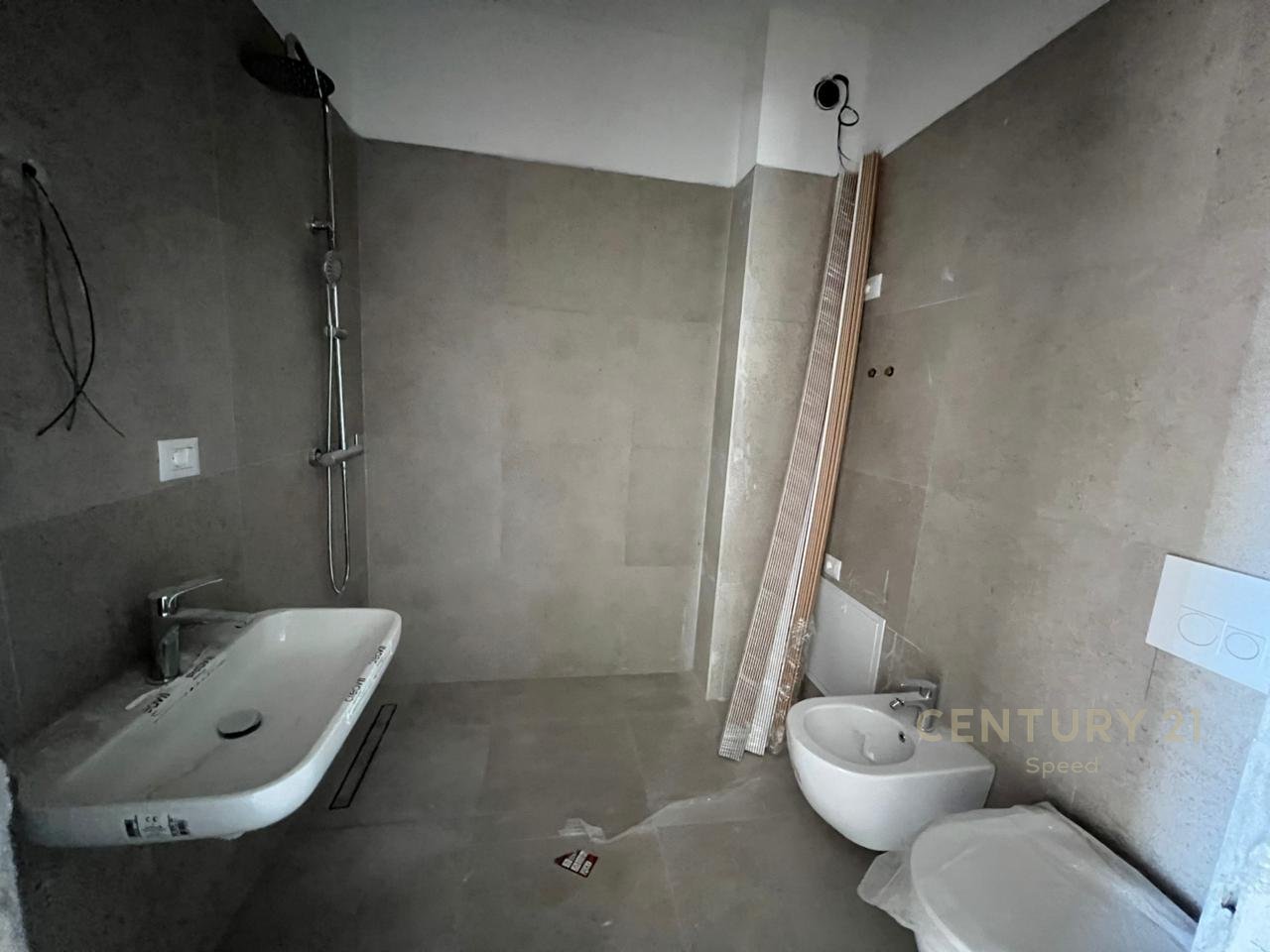 Ofrojme per qira ambient per zyra 2+1+2 me 2 Poste Parkimi tek Bulevardi i Ri !