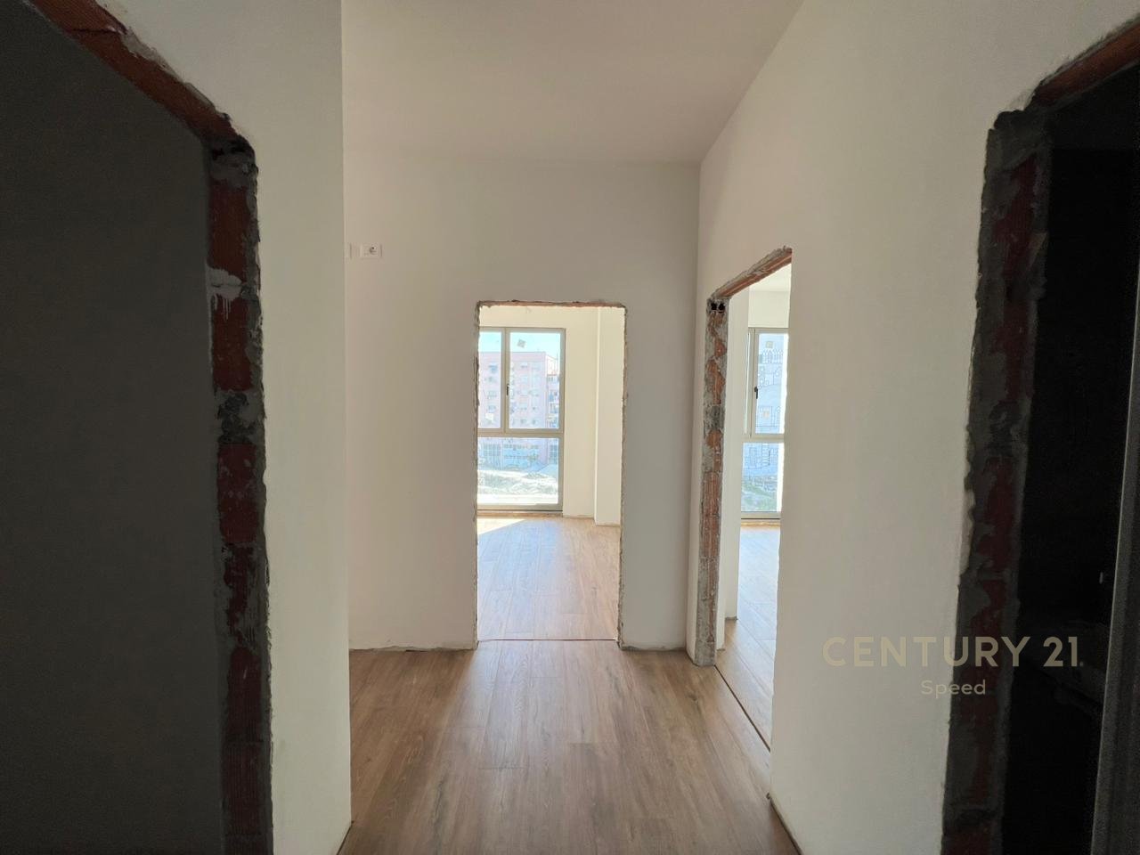 Ofrojme per qira ambient per zyra 2+1+2 me 2 Poste Parkimi tek Bulevardi i Ri !