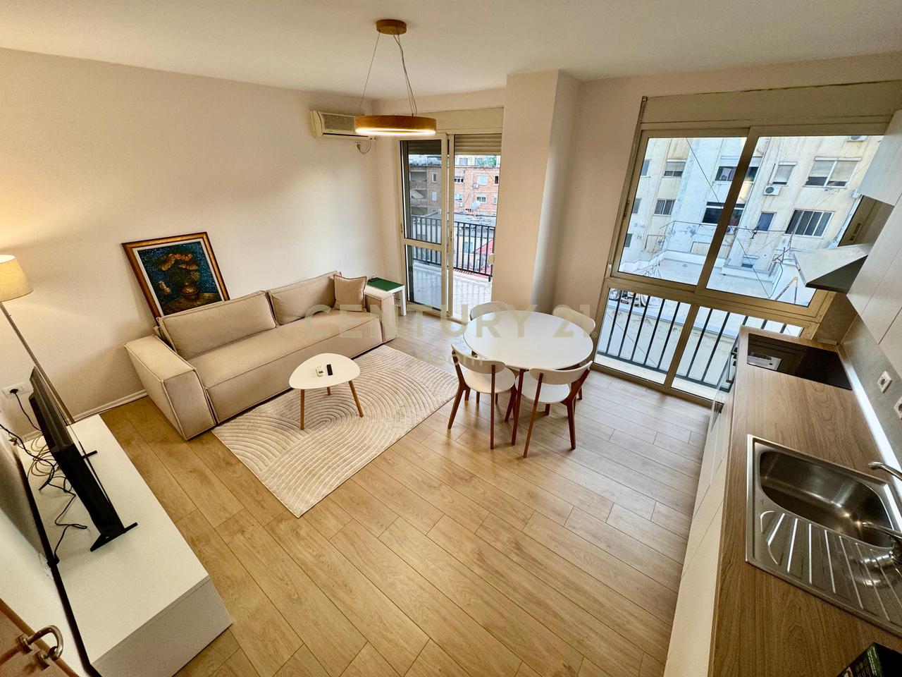 QIRA, APARTAMENT MODERN 1+1, RRUGA KAVAJËS‼️