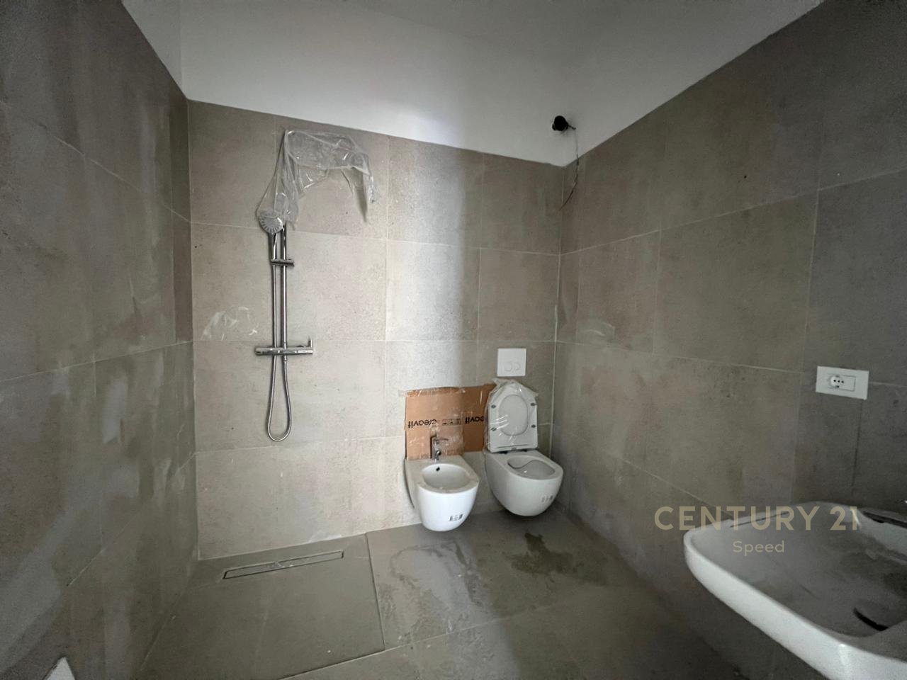 Ofrojme apartament 2+1+2 +2poste parkimi per qira tek Bulevardi i Ri!