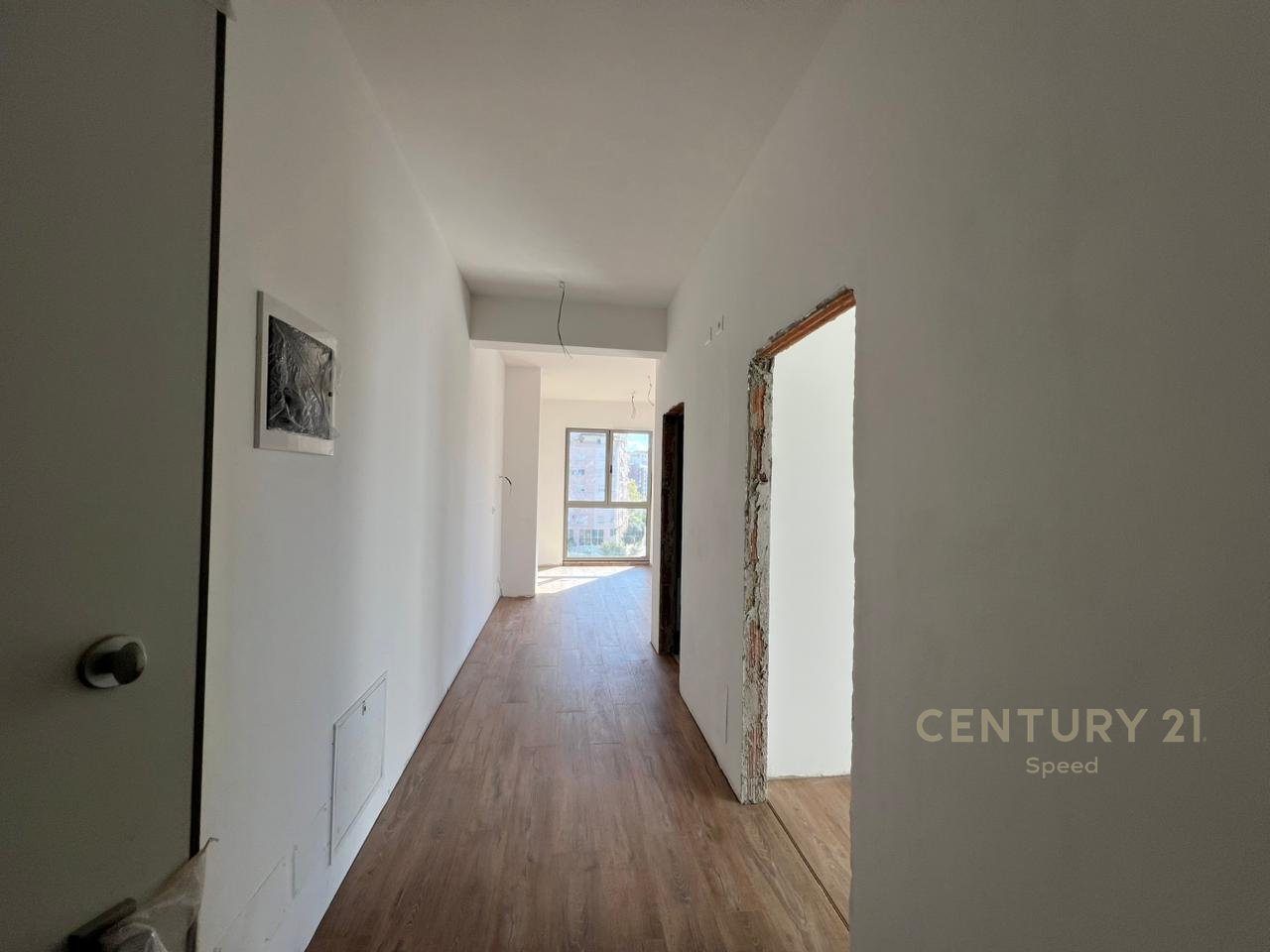 Ofrojme apartament 2+1+2 +2poste parkimi per qira tek Bulevardi i Ri!