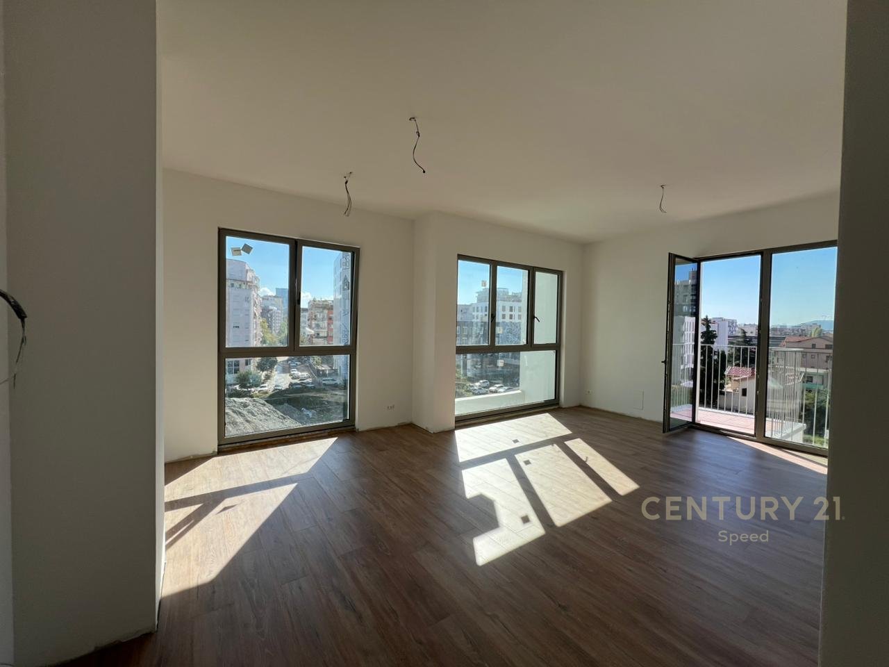 Ofrojme apartament 2+1+2 +2poste parkimi per qira tek Bulevardi i Ri!