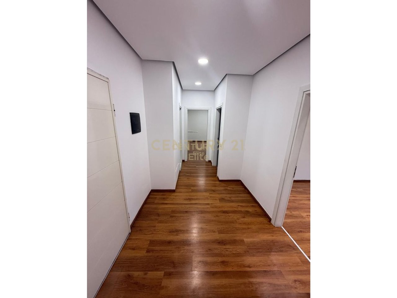 Jepet me qira apartament 3+1+2 prane Ring Center!