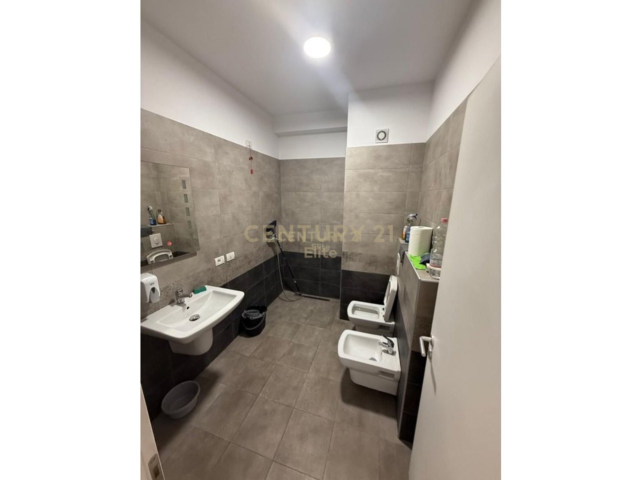 Jepet me qira apartament 3+1+2 prane Ring Center!