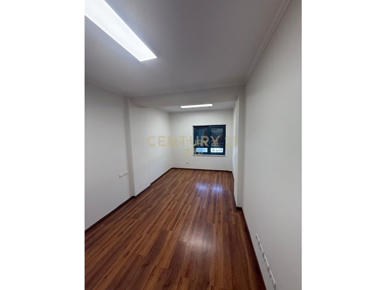 Jepet me qira apartament 3+1+2 prane Ring Center!