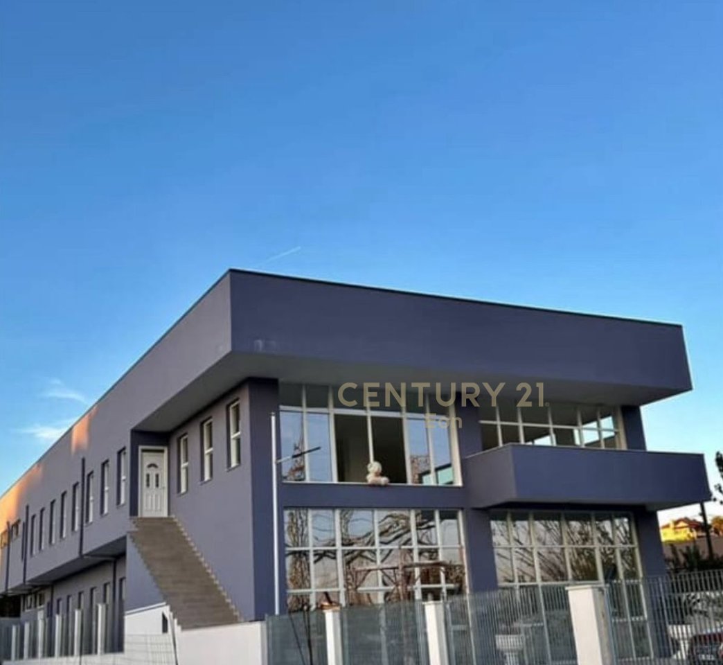 SHITET KAPANON NE RRASHBUL VIJE E PARE ME RRUGEN !