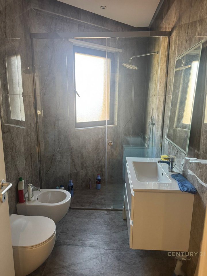 SHITET APARTAMENT RRUGA DURRESIT 2+1+2 dhe Post Parkimi i Perfshire