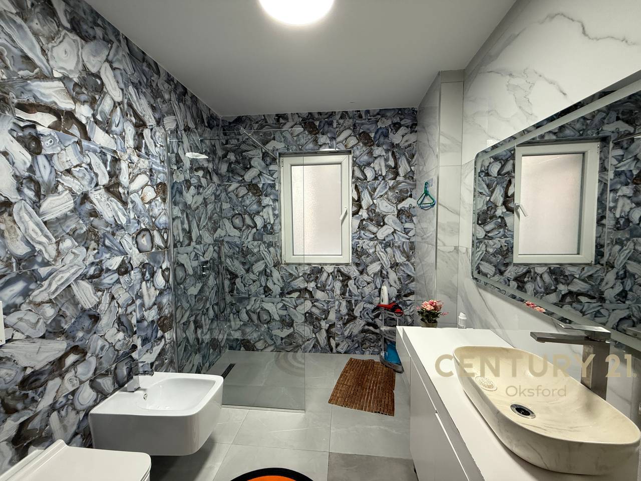 Japim me qira apartament modern 3+1+2, tek Ambasada Amerikane!