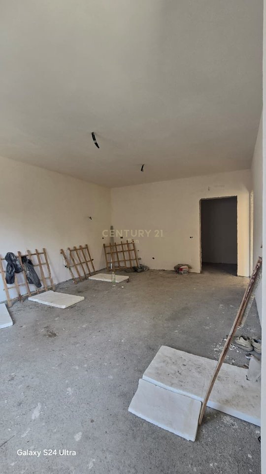 1+1 Apartment for Sale in Durrës with Parking Space and Storage!