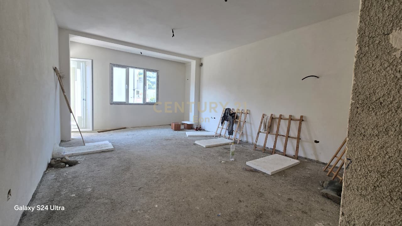 1+1 Apartment for Sale in Durrës with Parking Space and Storage!