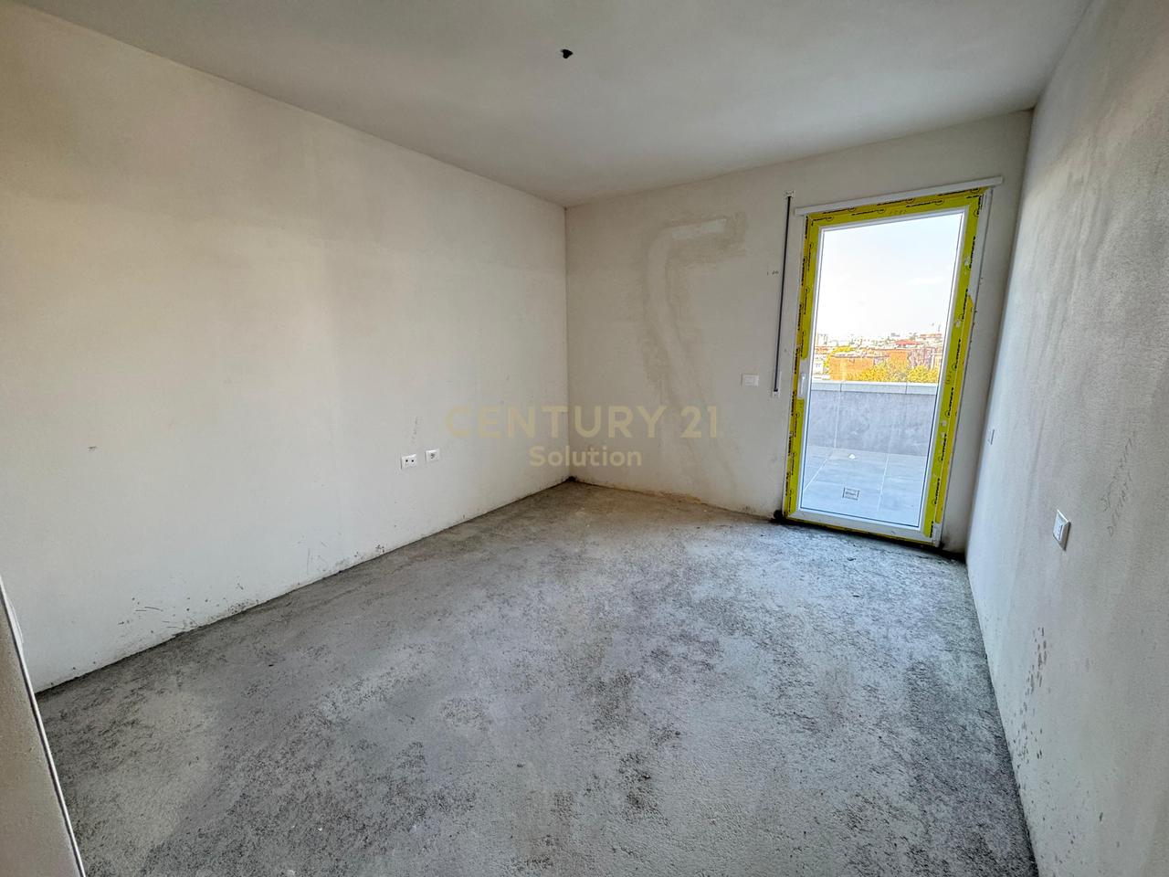 SHITET APARTAMENT 2+1+2+VERANDE NE XHAMLLIK !