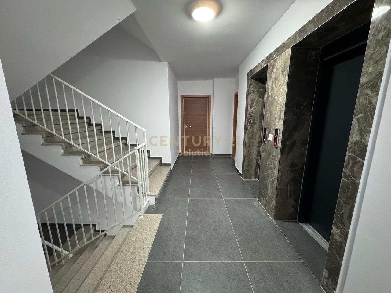 SHITET APARTAMENT 2+1+2+VERANDE NE XHAMLLIK !