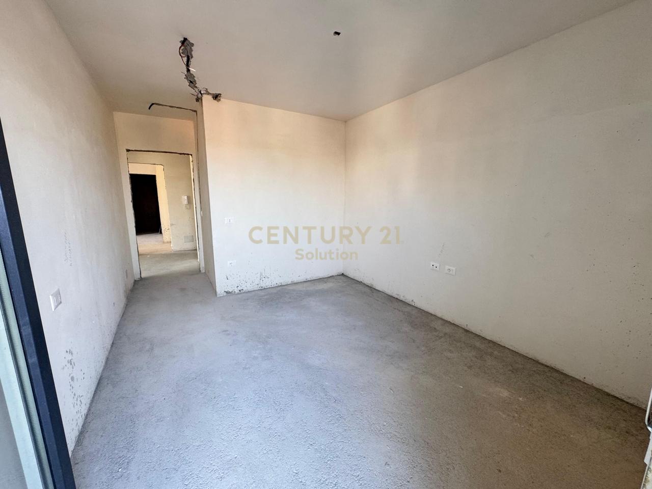 SHITET APARTAMENT 2+1+2+VERANDE NE XHAMLLIK !