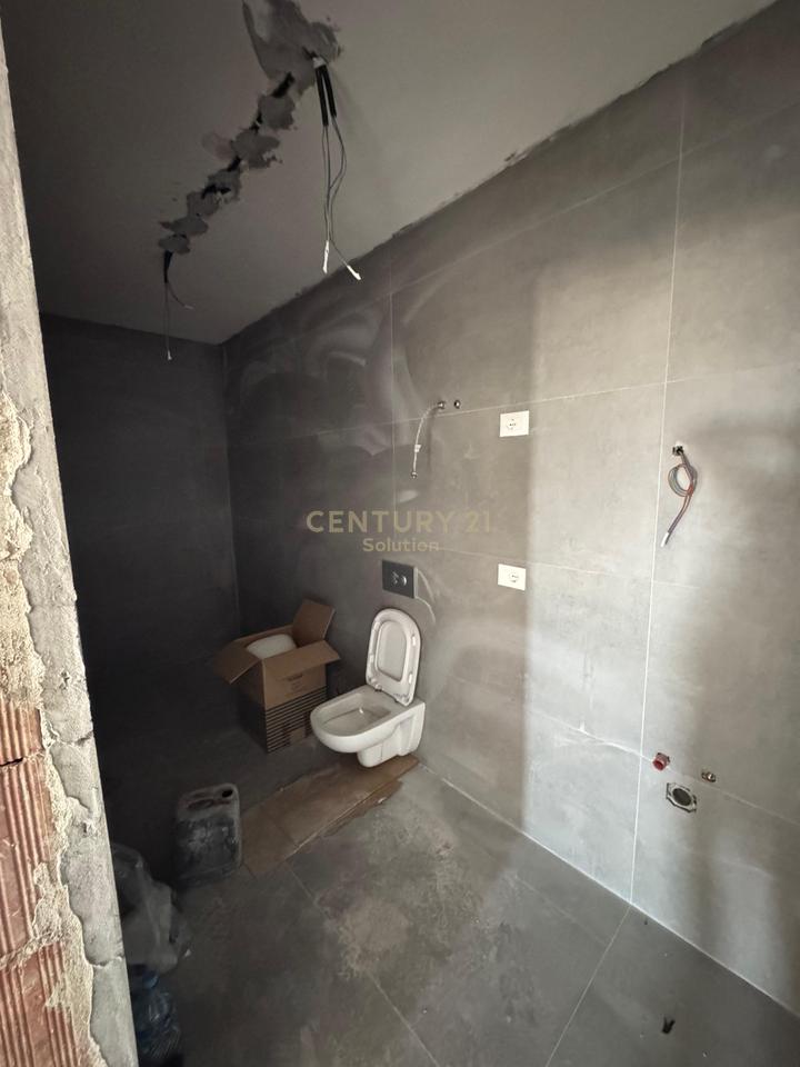 SHITET APARTAMENT 2+1+2+VERANDE NE XHAMLLIK !