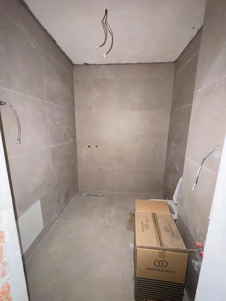 SHITET APARTAMENT 2+1+2+VERANDE NE XHAMLLIK !
