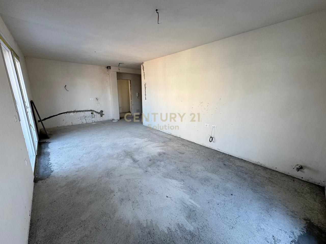SHITET APARTAMENT 2+1+2+VERANDE NE XHAMLLIK !