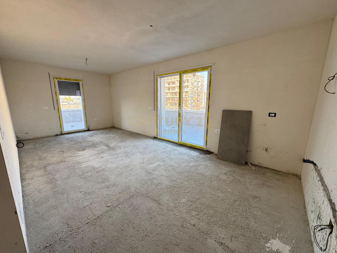 SHITET APARTAMENT 2+1+2+VERANDE NE XHAMLLIK !