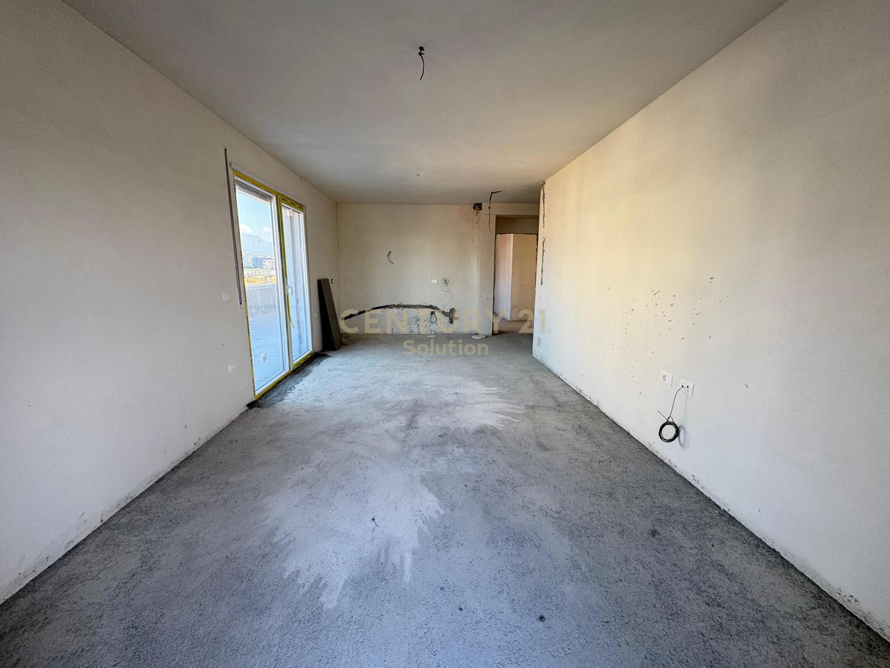 SHITET APARTAMENT 2+1+2+VERANDE NE XHAMLLIK !
