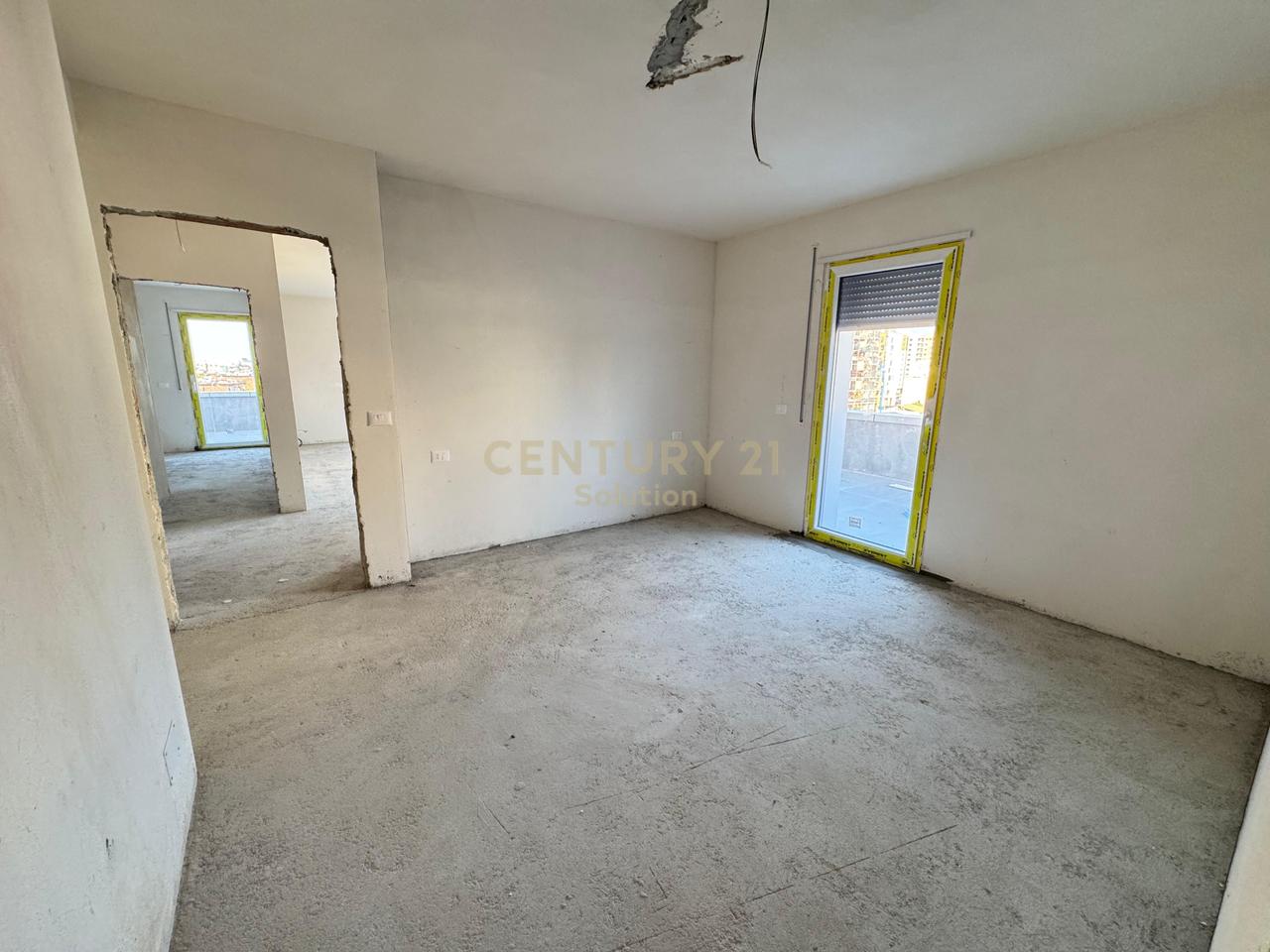 SHITET APARTAMENT 2+1+2+VERANDE NE XHAMLLIK !