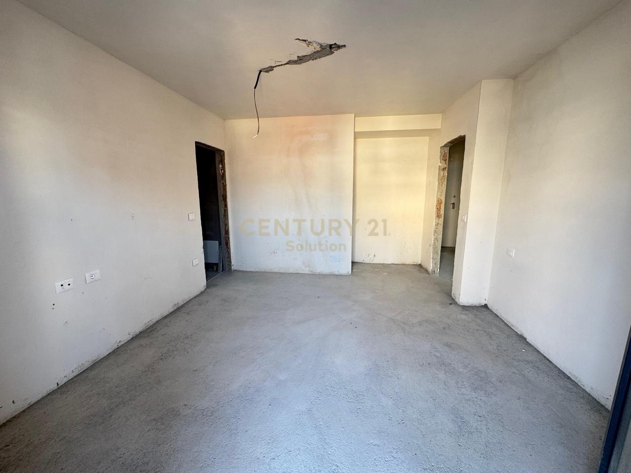 SHITET APARTAMENT 2+1+2+VERANDE NE XHAMLLIK !