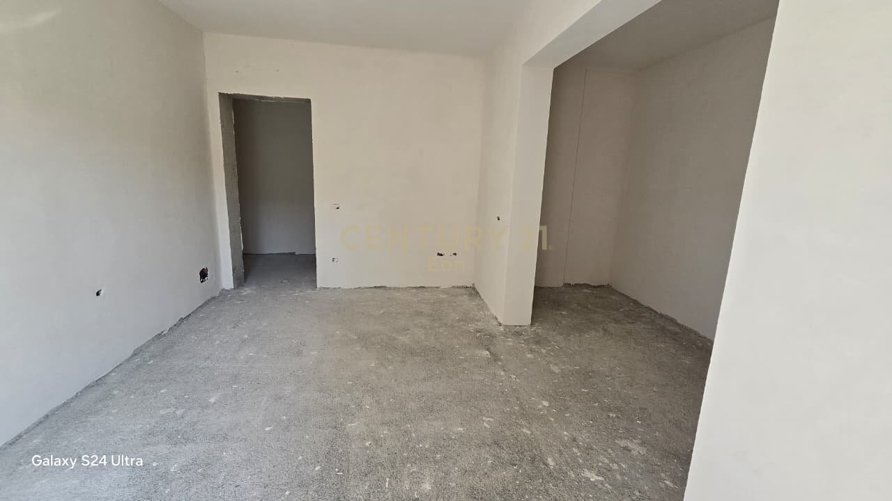 2+1 Apartment for Sale in Durrës with Parking Spot and Storage!