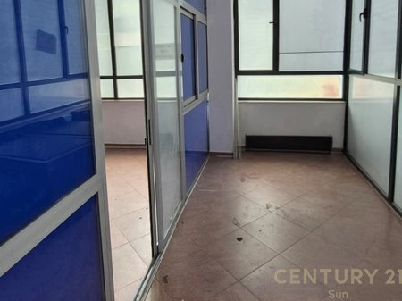 Jepet me qera zyre 90 m² te ish ekspozita!