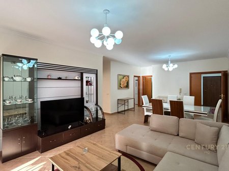 APARTAMENT 2+1+2 ME QERA PRANË RRUGËS SË KAVAJËS.