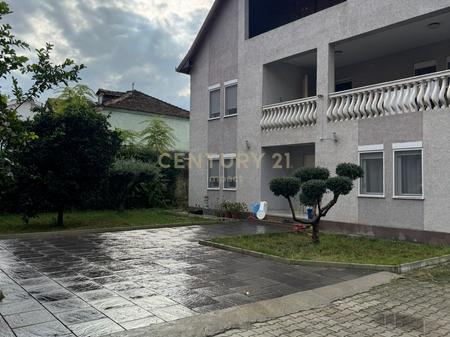 Vilë Me Qira prane Casa Italia, Tiranë - 2000€!