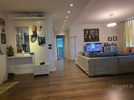 JEPET ME QIRA APARTAMENT 3+1+2 TEK RRUGA E KOSOVAREVE  !