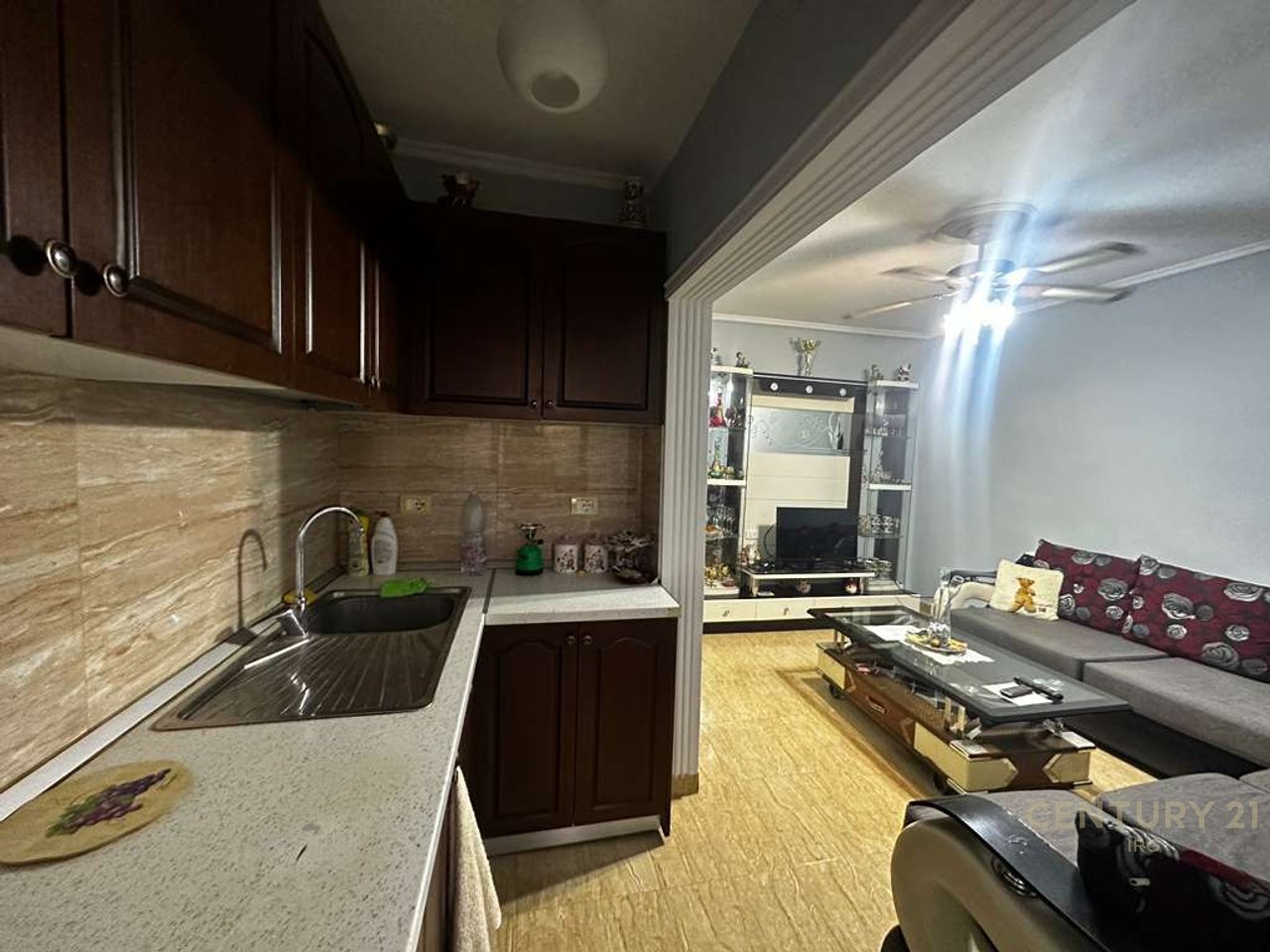 Apartament 1+1 me qera ne Kombinat!