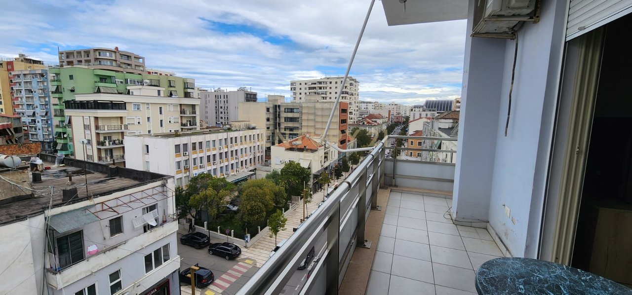 JEPET ME QERA APARTAMENT 3+1+2 PRANE PORTIT !