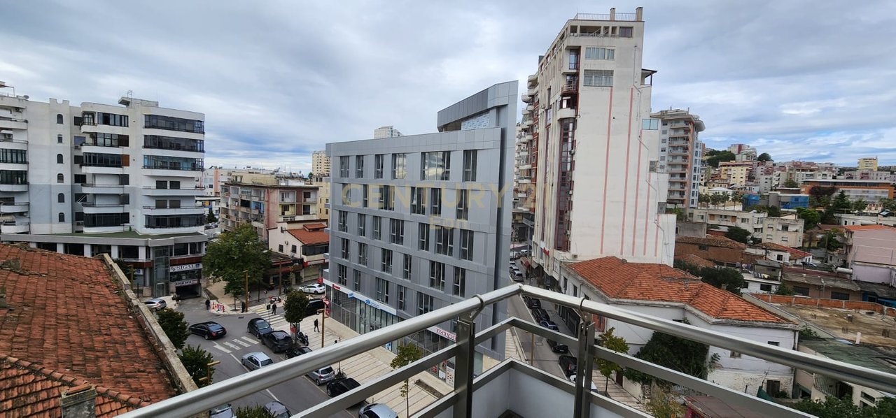 JEPET ME QERA APARTAMENT 3+1+2 PRANE PORTIT !