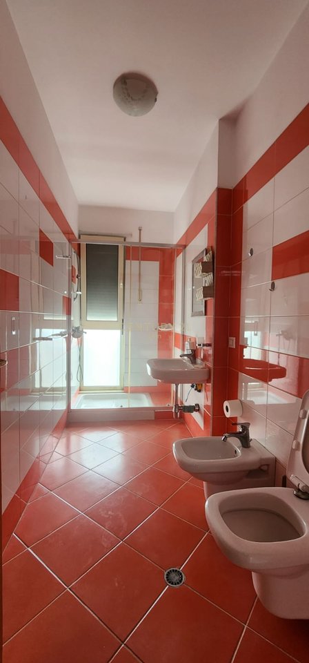 JEPET ME QERA APARTAMENT 3+1+2 PRANE PORTIT !