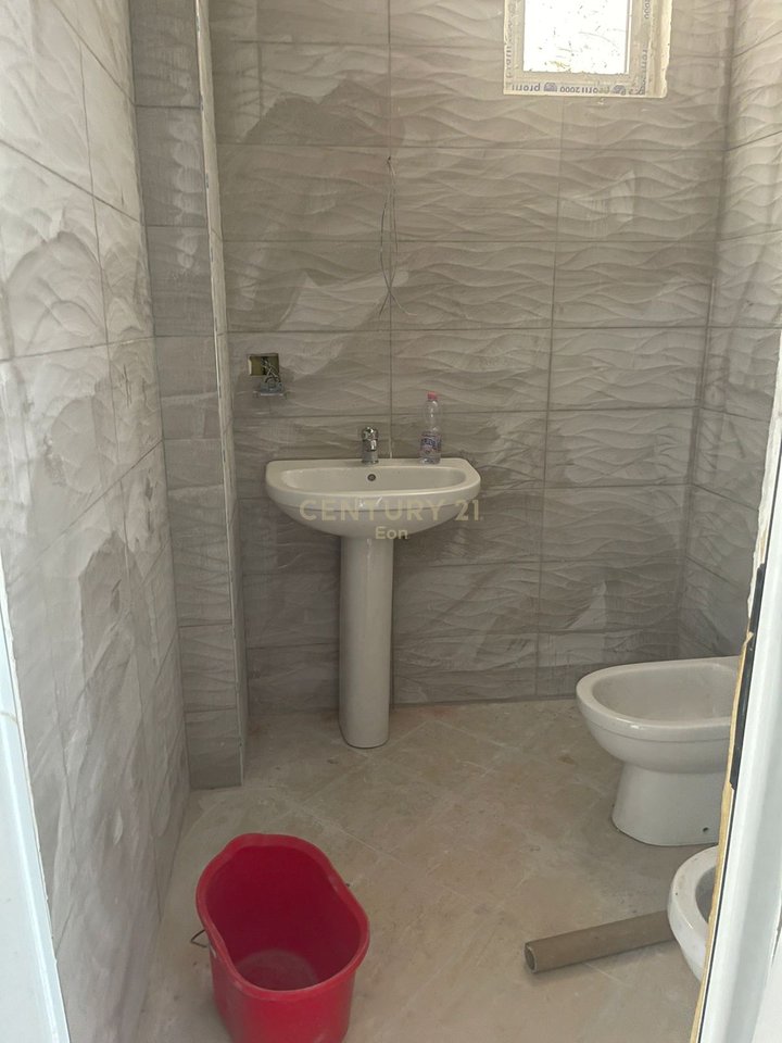 JEPET ME QIRA AMBIENT PER QELLIME TE NDRYSHME BIZNESI, PLAZH ME PAMJE NGA DETI, ME 30 M2 VERANDE !