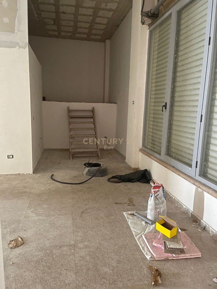 JEPET ME QIRA AMBIENT PER QELLIME TE NDRYSHME BIZNESI, PLAZH ME PAMJE NGA DETI, ME 30 M2 VERANDE !