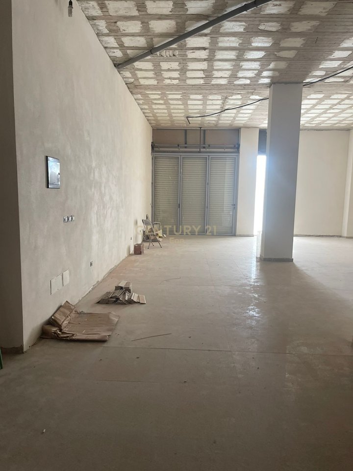 JEPET ME QIRA AMBIENT PER QELLIME TE NDRYSHME BIZNESI, PLAZH ME PAMJE NGA DETI, ME 30 M2 VERANDE !