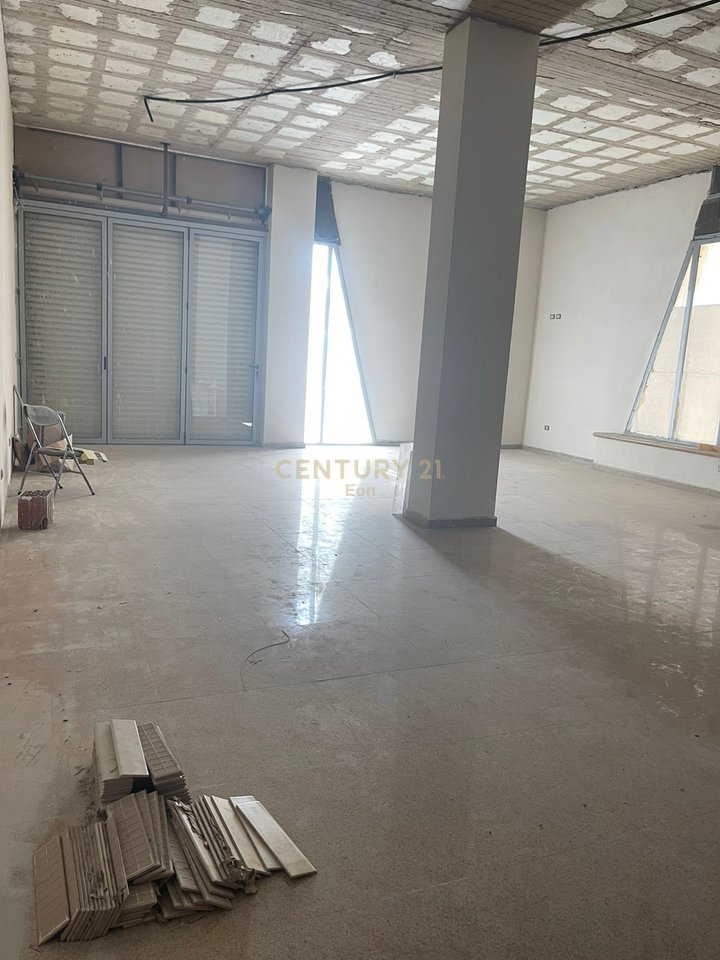 JEPET ME QIRA AMBIENT PER QELLIME TE NDRYSHME BIZNESI, PLAZH ME PAMJE NGA DETI, ME 30 M2 VERANDE !