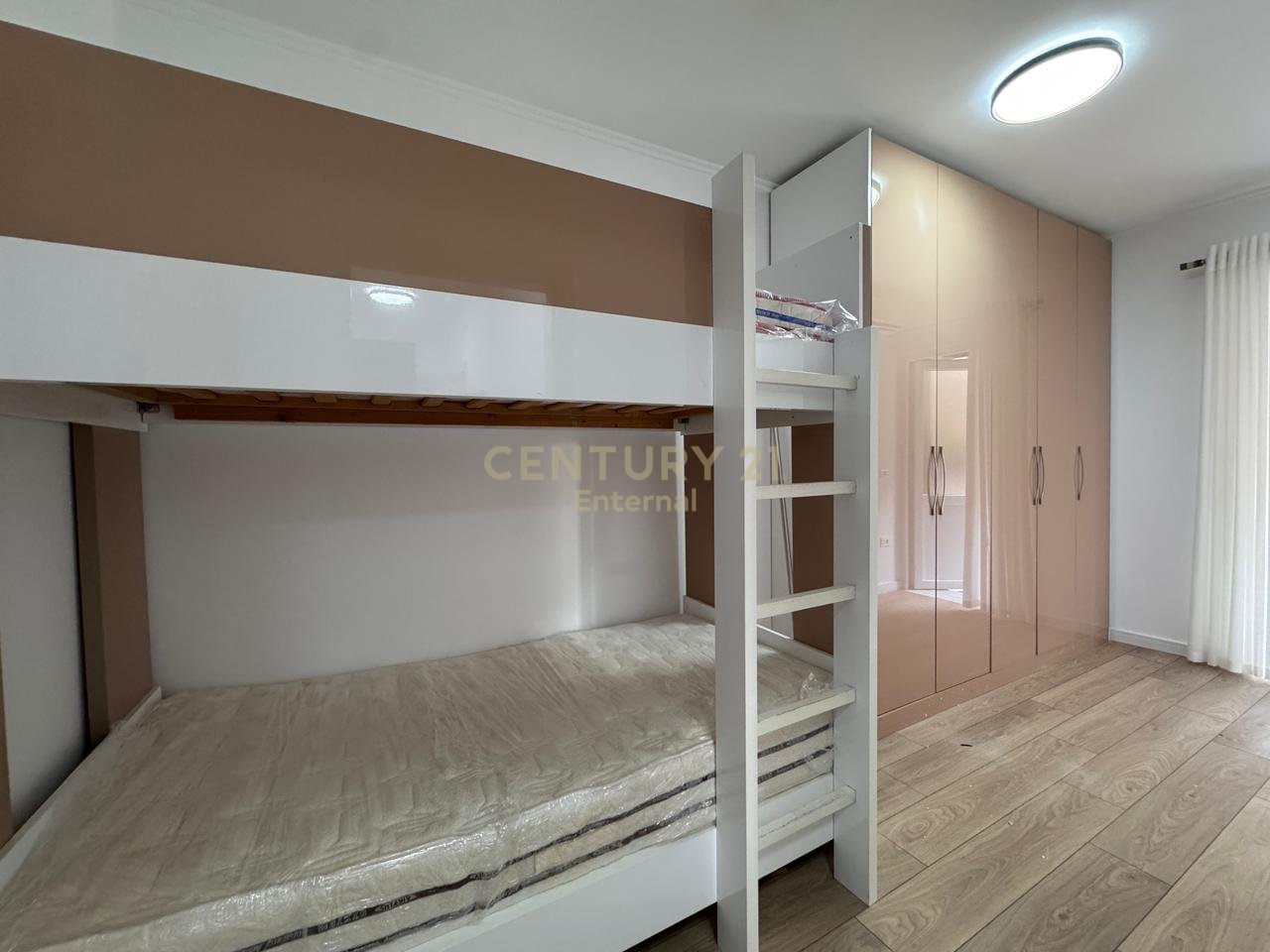 Apartament 2+1 per qira ne hyrje te rezidences 'Kodres se Diellit'