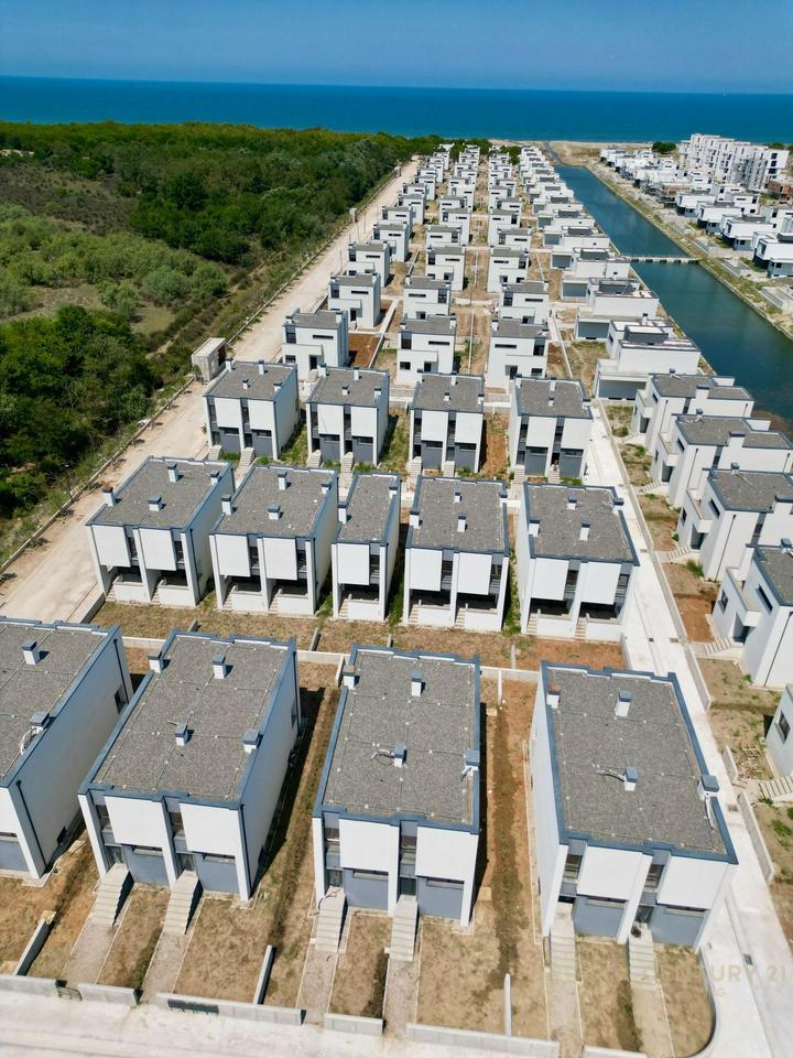 VILE PER SHITJE TEK TURQUOISE MARINA!
