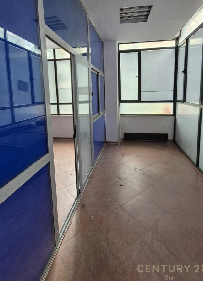 Jepet me qera zyre 90 m² te ish ekspozita!