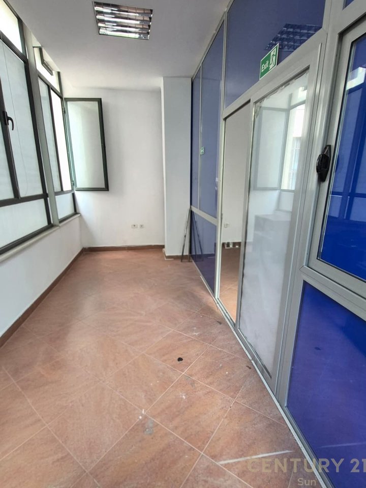 Jepet me qera zyre 90 m² te ish ekspozita!